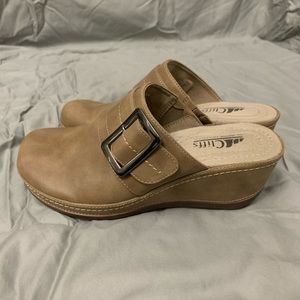 Like New! Cliffs by White Mountain Suede Clogs